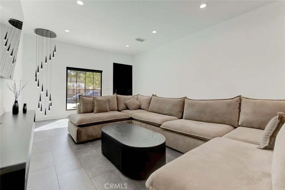 10823 Parr Ave, Sunland, CA 91040