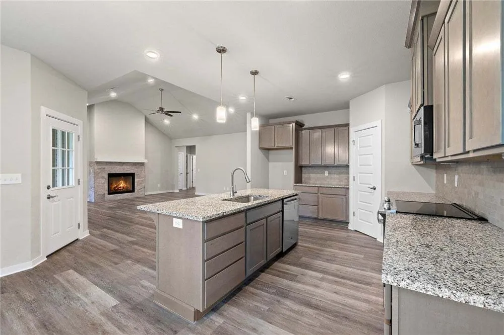 17 Worth Pl, Bella Vista, AR 72715