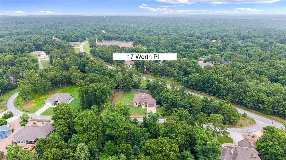 17 Worth Pl, Bella Vista, AR 72715
