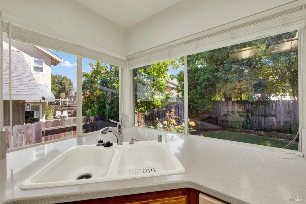 742 Violet Ln, Vacaville, CA 95687