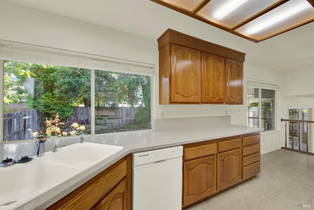742 Violet Ln, Vacaville, CA 95687