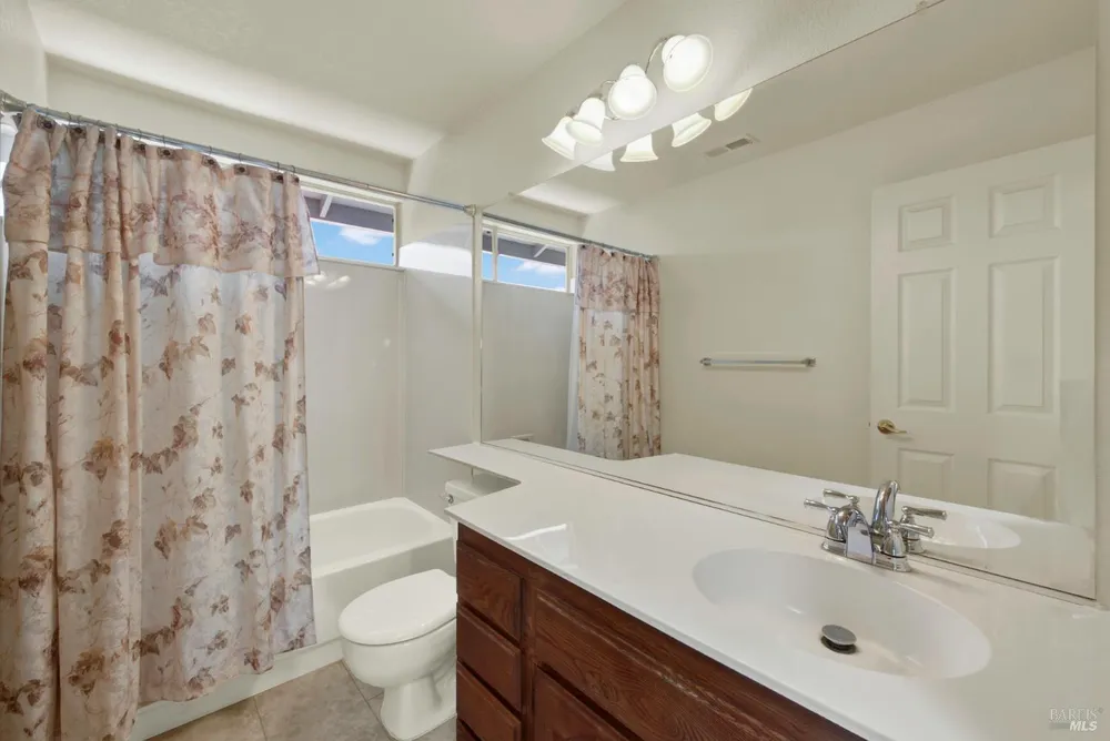 742 Violet Ln, Vacaville, CA 95687