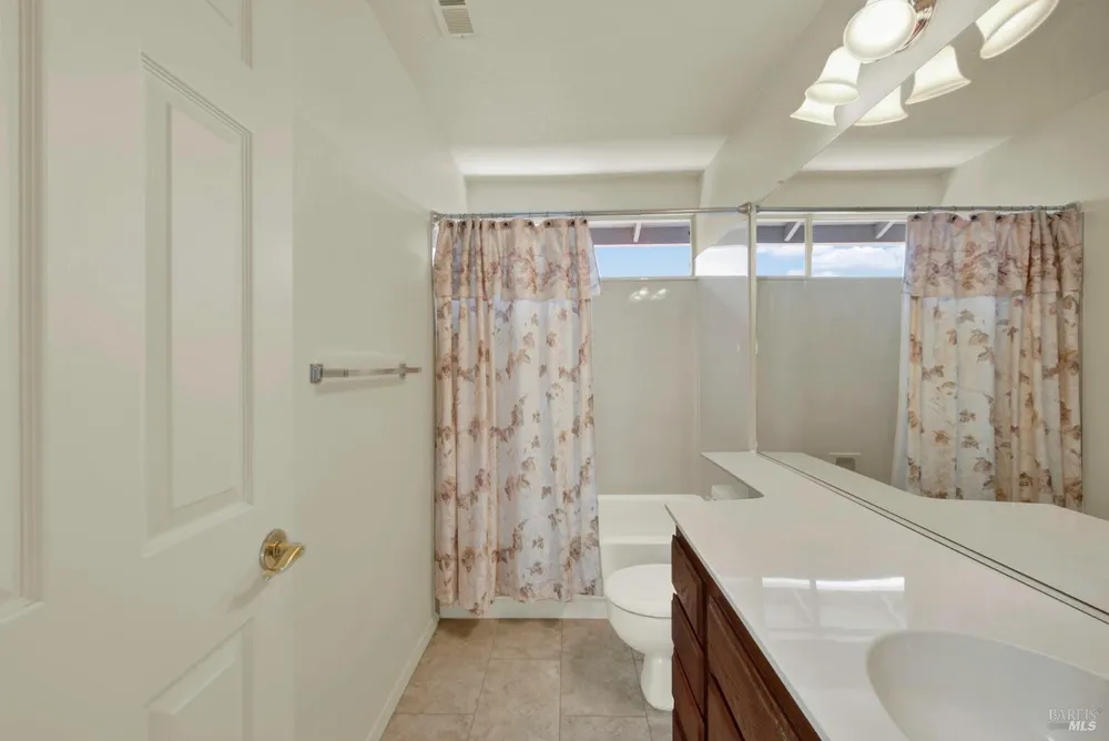 742 Violet Ln, Vacaville, CA 95687