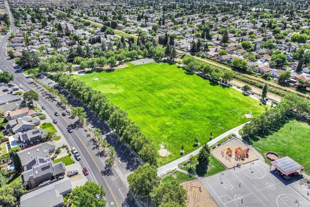 742 Violet Ln, Vacaville, CA 95687