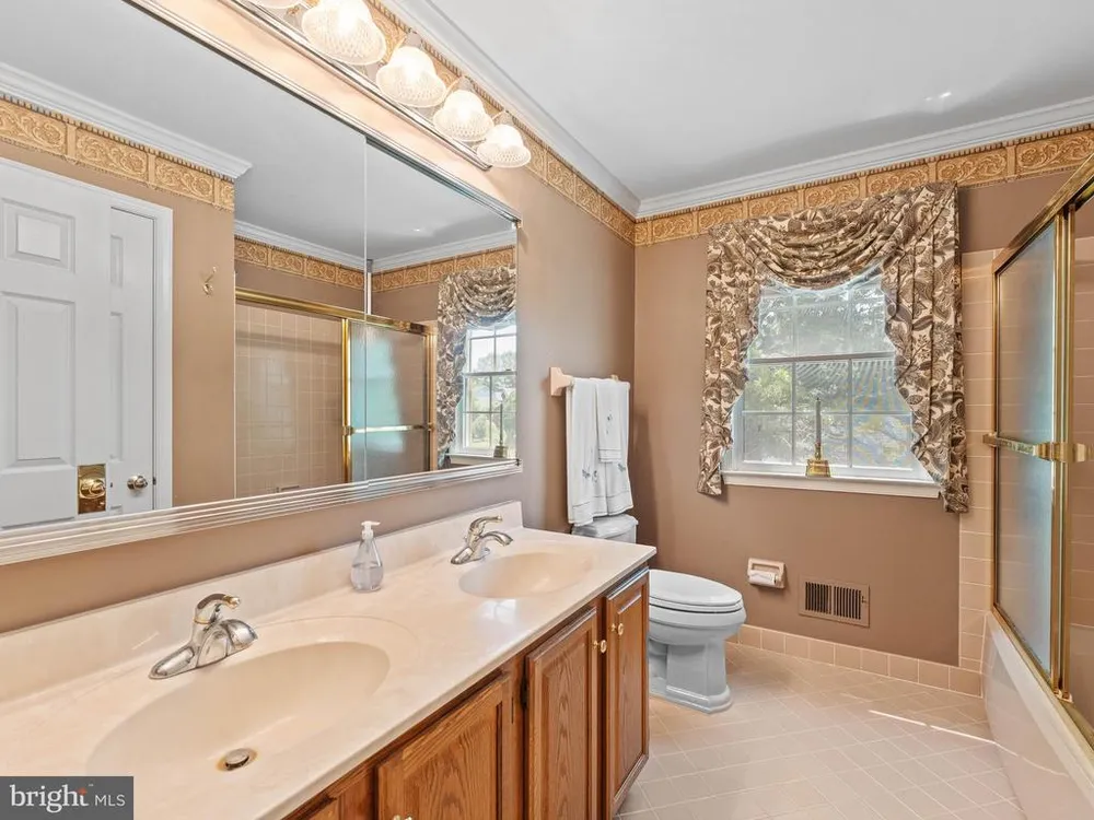 1424 Ridgewood Ln, Newtown, PA 18940