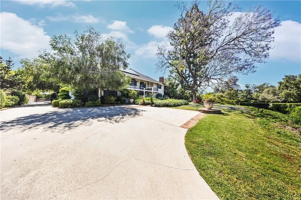 900 Gainsborough Dr, Pasadena, CA 91107