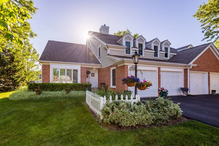 636 Stirling Ln, Prospect Heights, IL 60070