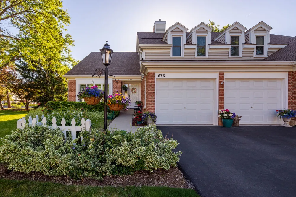 636 Stirling Ln, Prospect Heights, IL 60070