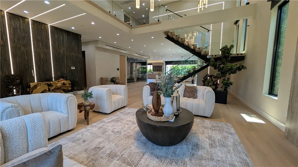 4528 Matilija Ave, Sherman Oaks, CA 91423