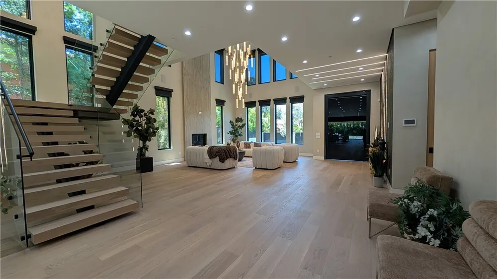 4528 Matilija Ave, Sherman Oaks, CA 91423