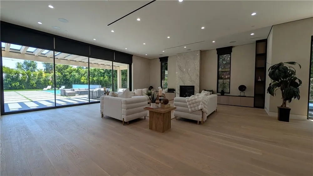 4528 Matilija Ave, Sherman Oaks, CA 91423
