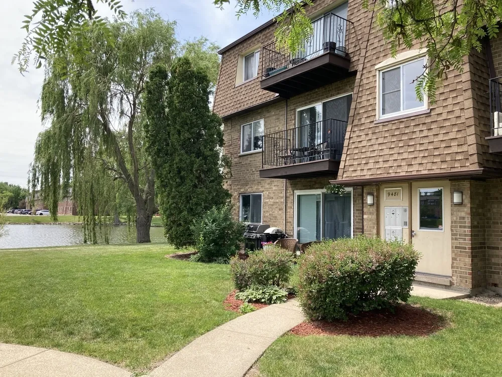 9481 Bay Colony Dr, Des Plaines, IL 60016