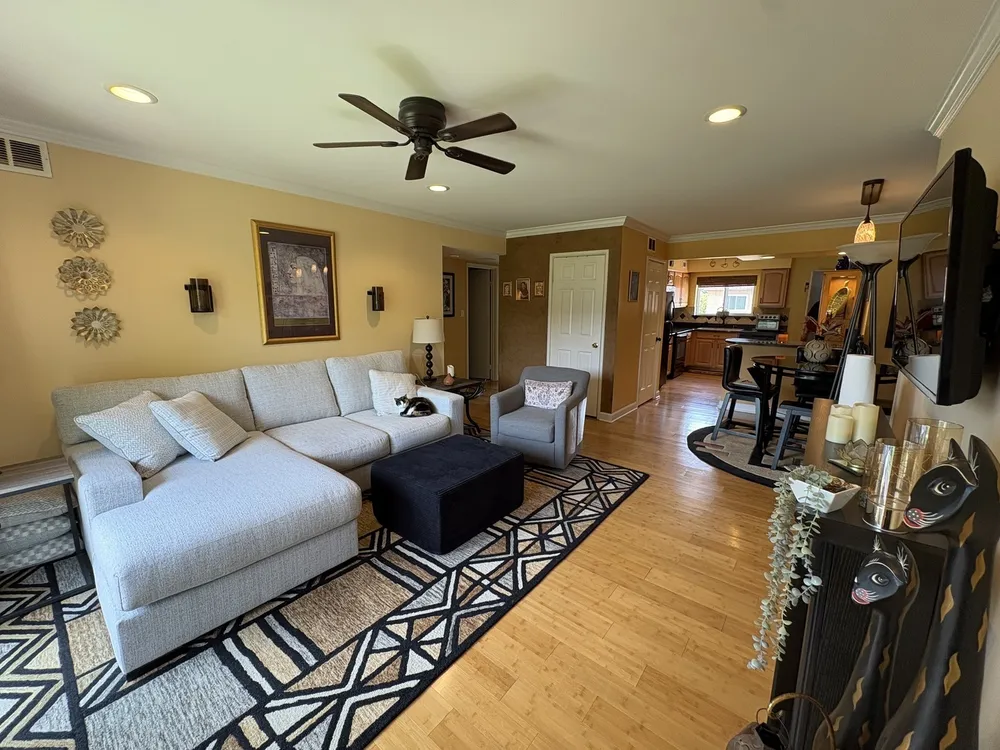 9481 Bay Colony Dr, Des Plaines, IL 60016