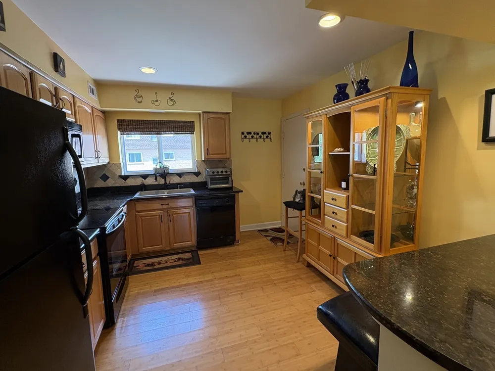 9481 Bay Colony Dr, Des Plaines, IL 60016