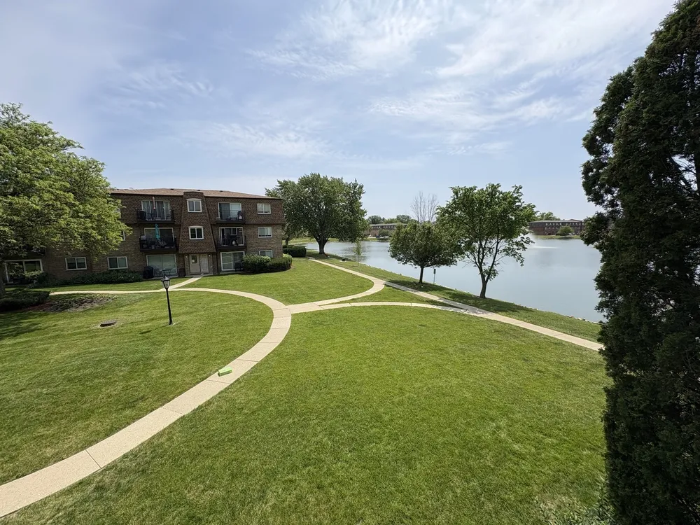 9481 Bay Colony Dr, Des Plaines, IL 60016