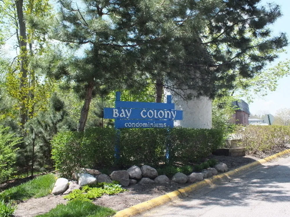 9481 Bay Colony Dr, Des Plaines, IL 60016