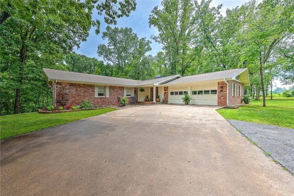 200 Kayla Dr, Rogers, AR 72756