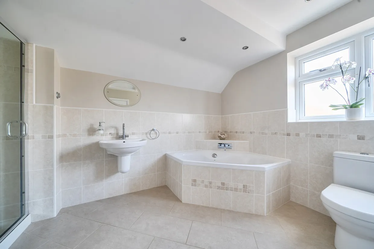 Ouseley Road, Wraysbury, TW19 photo 6