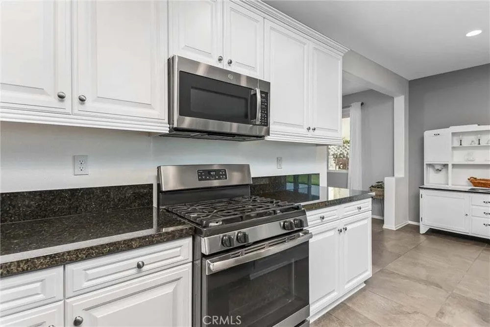 402 Buena Mesa Dr, Calimesa, CA 92320