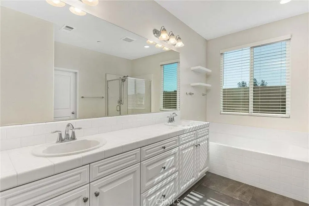 402 Buena Mesa Dr, Calimesa, CA 92320
