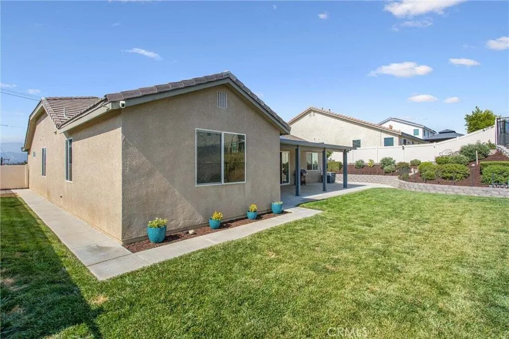 402 Buena Mesa Dr, Calimesa, CA 92320