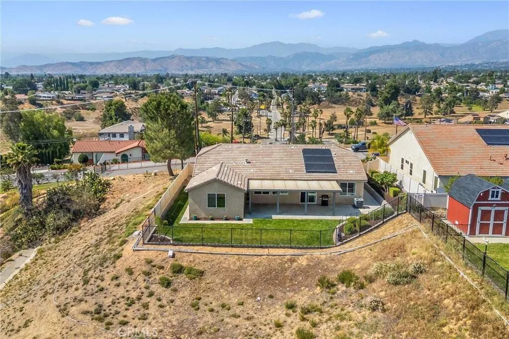 402 Buena Mesa Dr, Calimesa, CA 92320