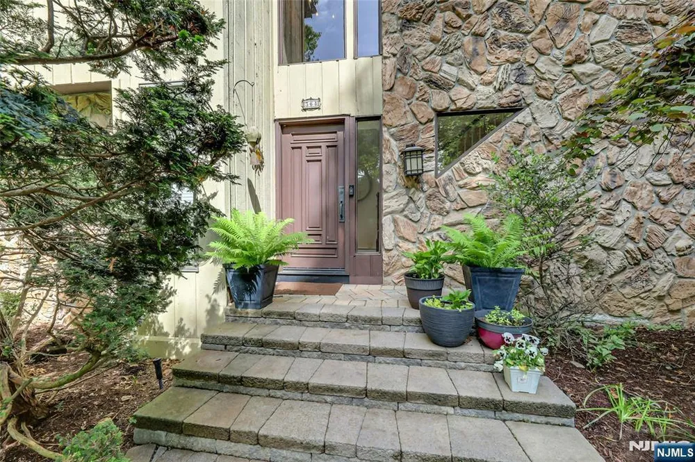 364 Canterbury Ln, Wyckoff, NJ 07481