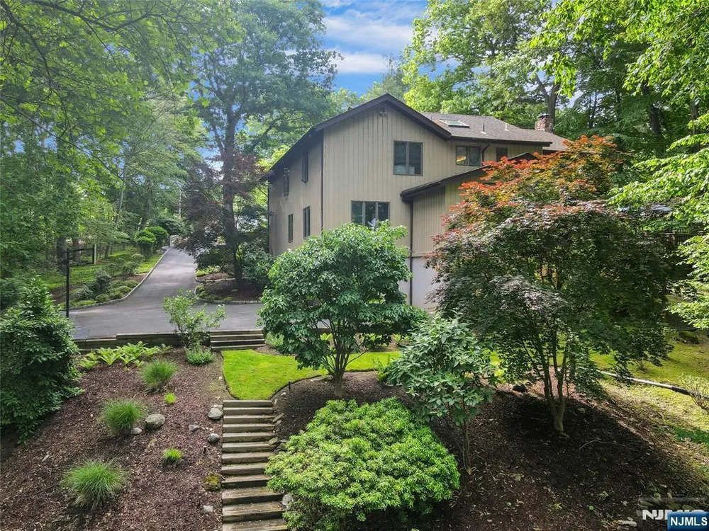 364 Canterbury Ln, Wyckoff, NJ 07481