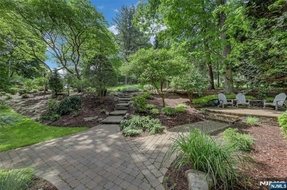 364 Canterbury Ln, Wyckoff, NJ 07481