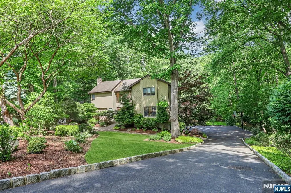 364 Canterbury Ln, Wyckoff, NJ 07481