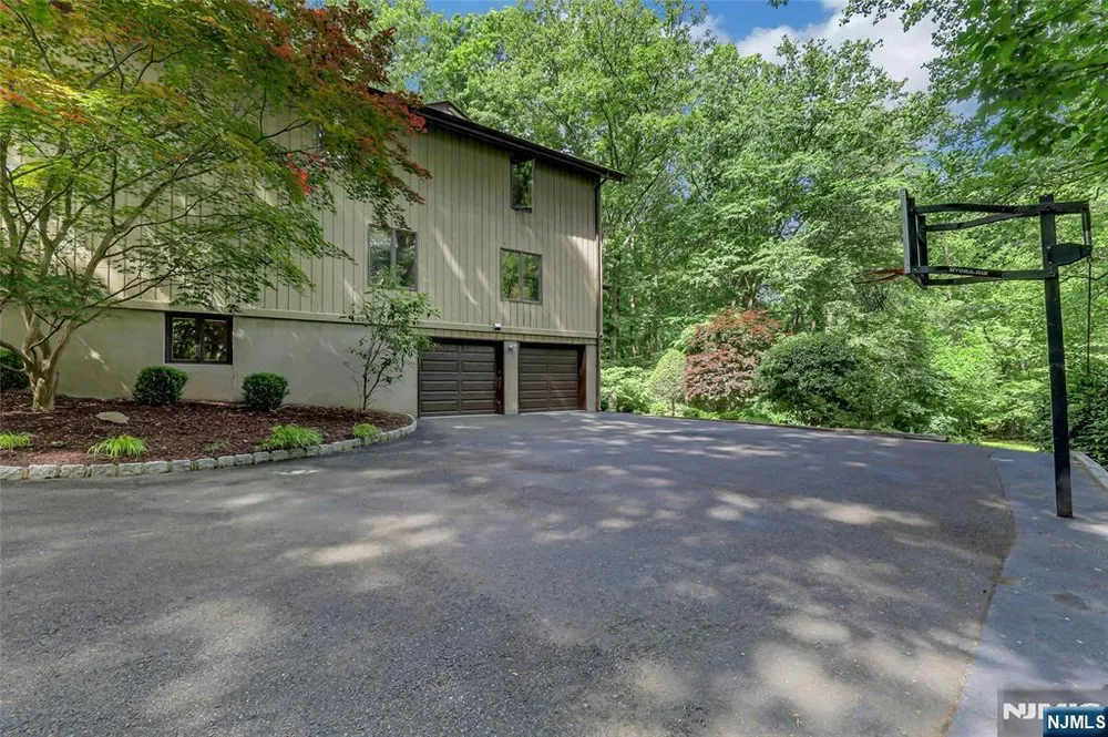 364 Canterbury Ln, Wyckoff, NJ 07481