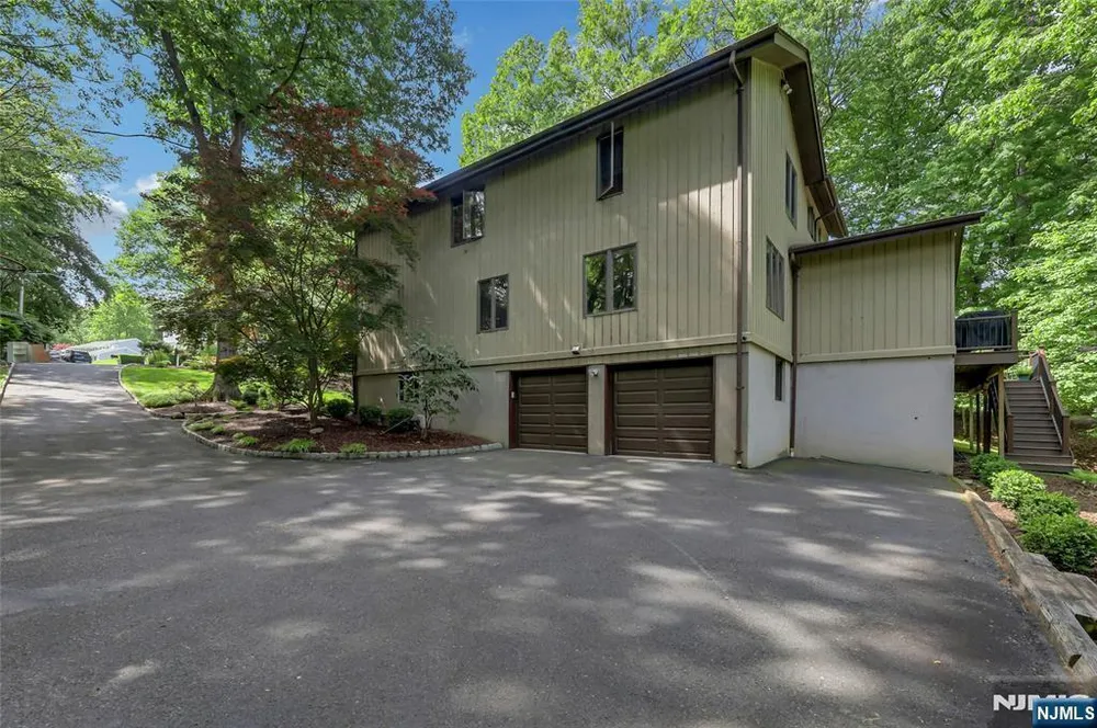 364 Canterbury Ln, Wyckoff, NJ 07481