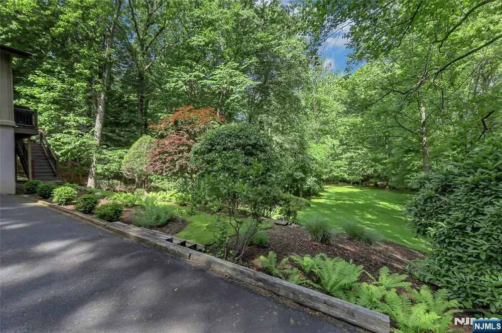 364 Canterbury Ln, Wyckoff, NJ 07481