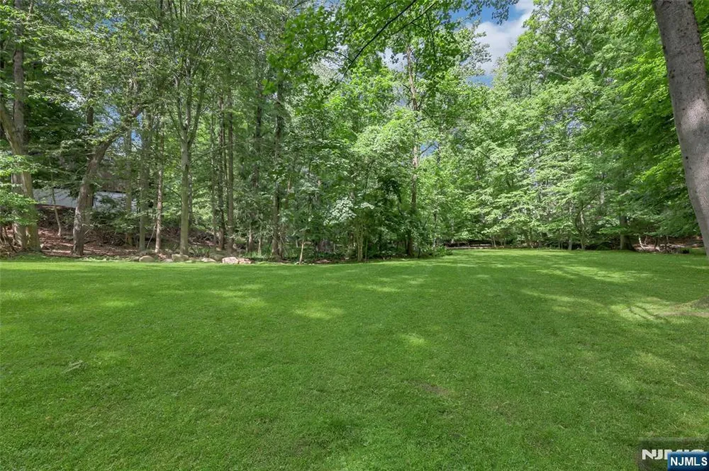 364 Canterbury Ln, Wyckoff, NJ 07481