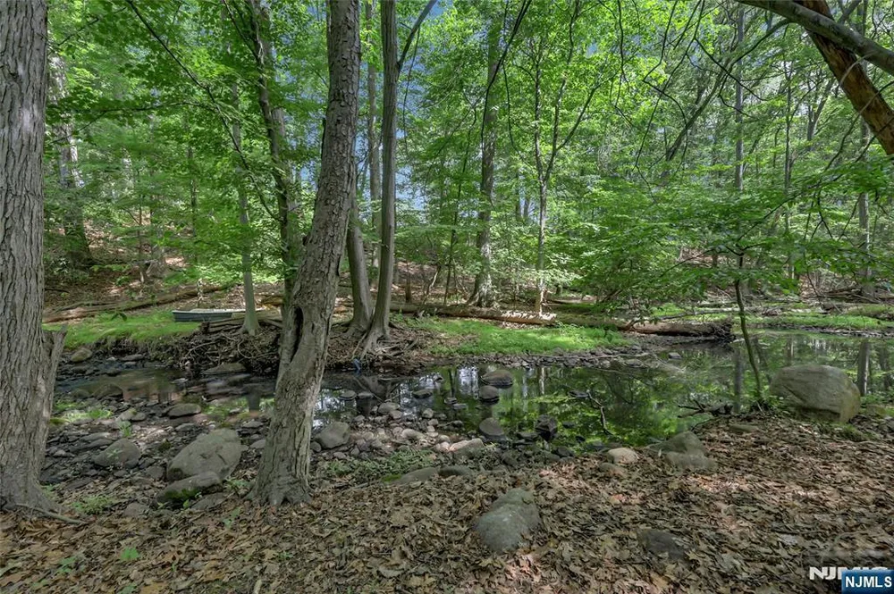 364 Canterbury Ln, Wyckoff, NJ 07481