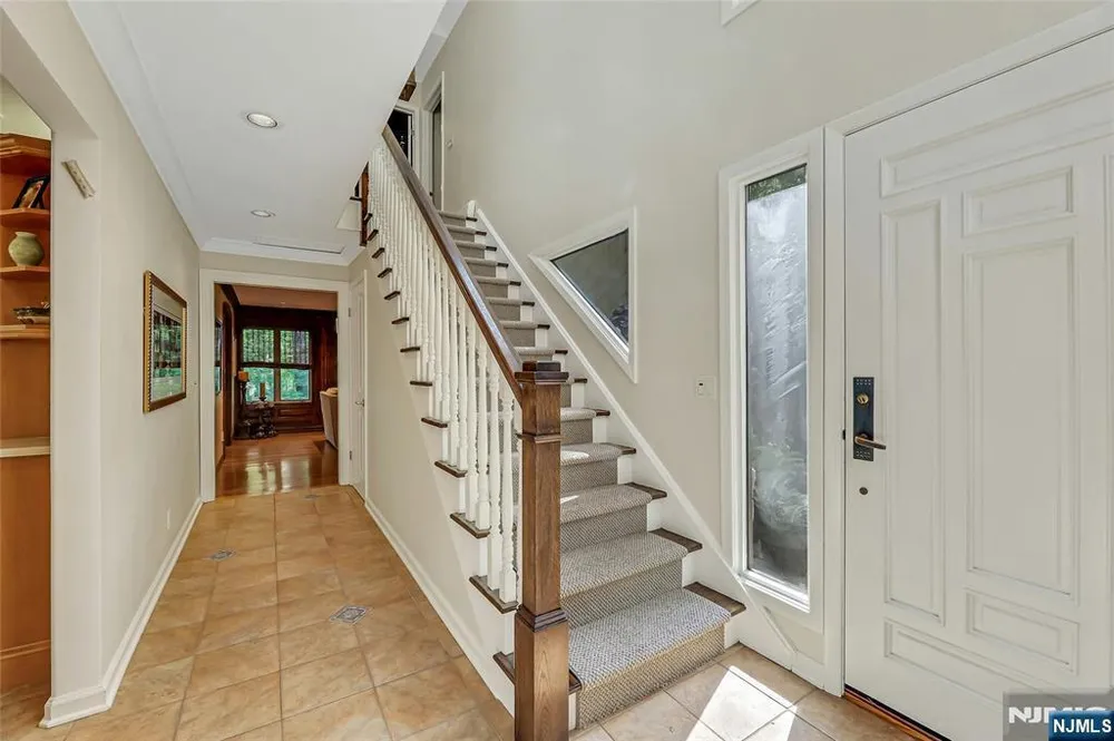 364 Canterbury Ln, Wyckoff, NJ 07481