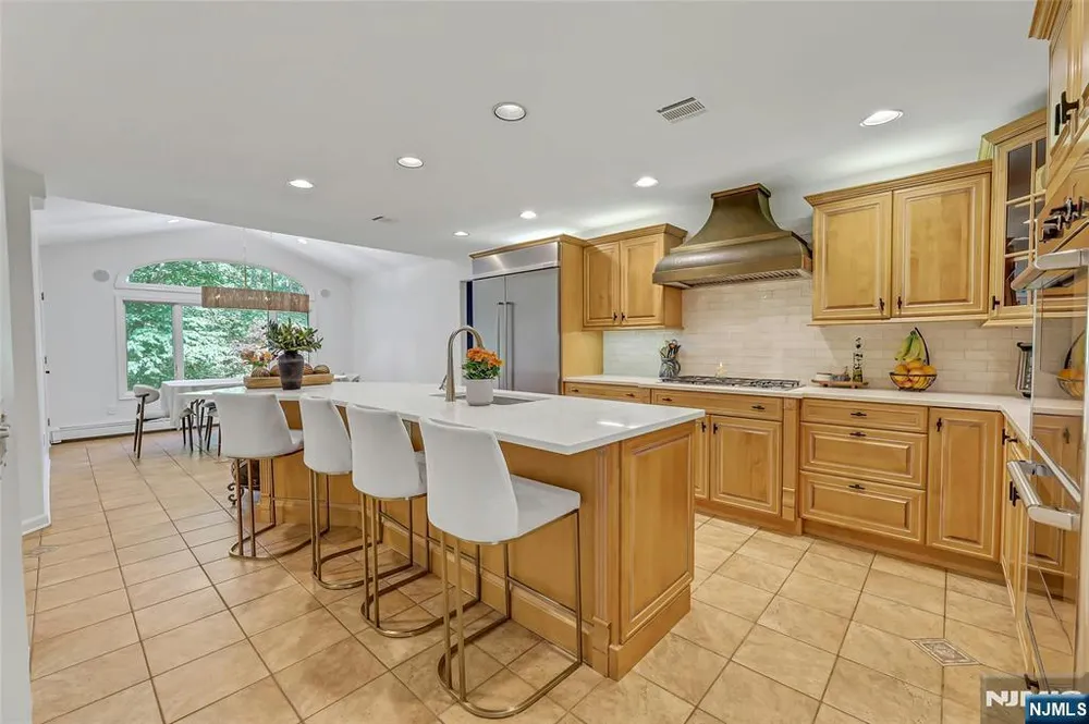 364 Canterbury Ln, Wyckoff, NJ 07481