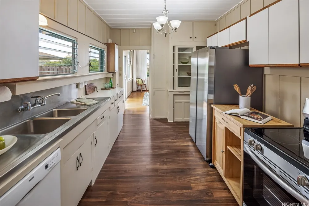 2417 Parker Pl, Honolulu, HI 96822