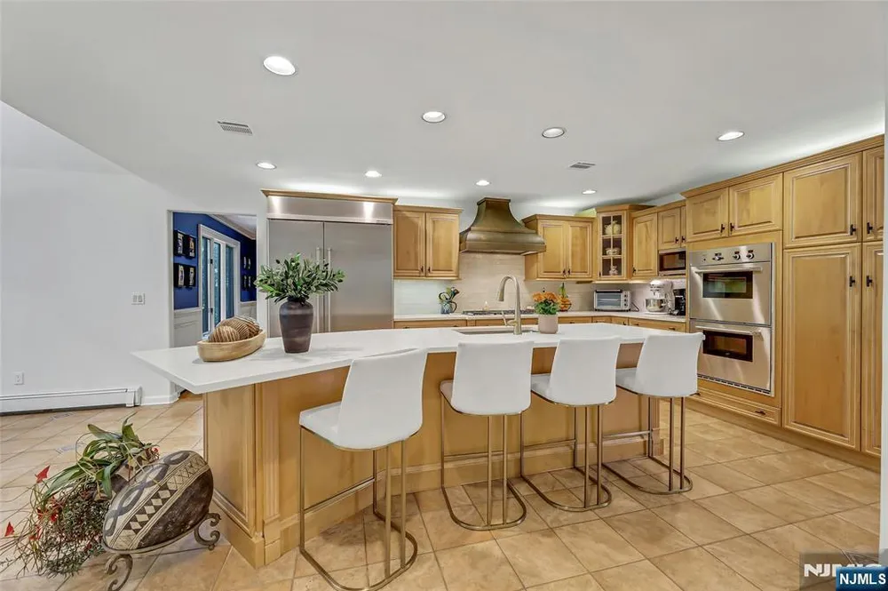 364 Canterbury Ln, Wyckoff, NJ 07481