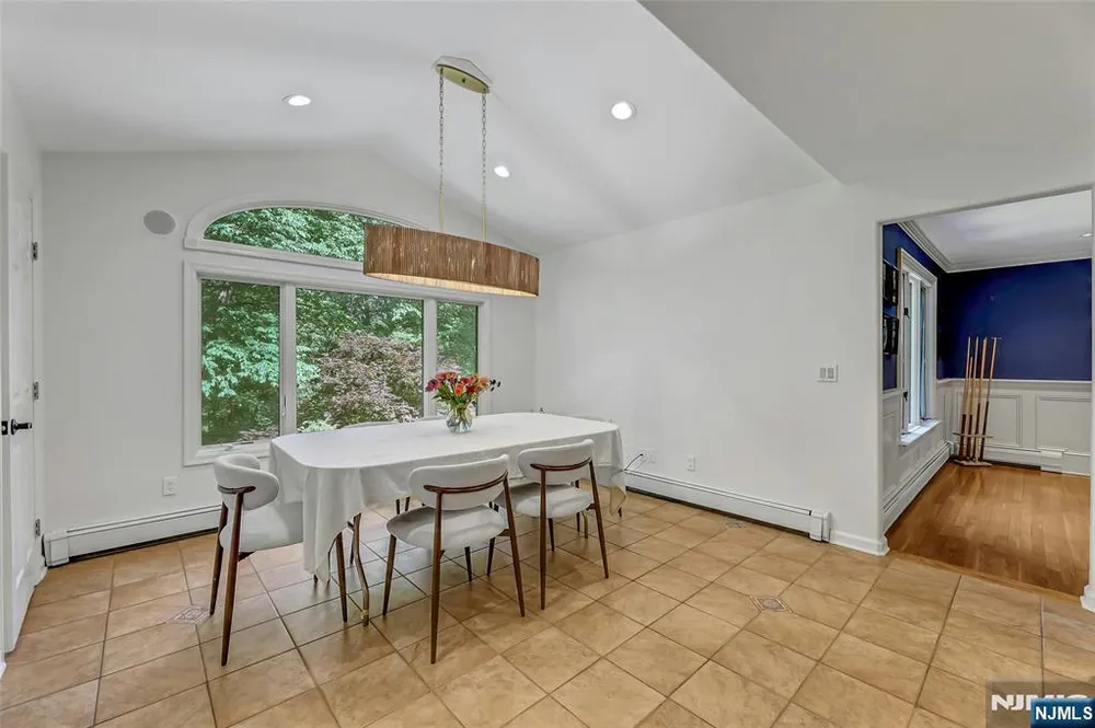 364 Canterbury Ln, Wyckoff, NJ 07481