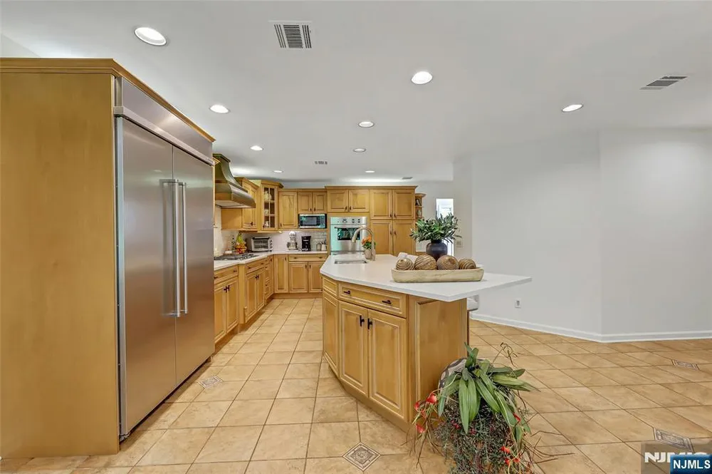 364 Canterbury Ln, Wyckoff, NJ 07481