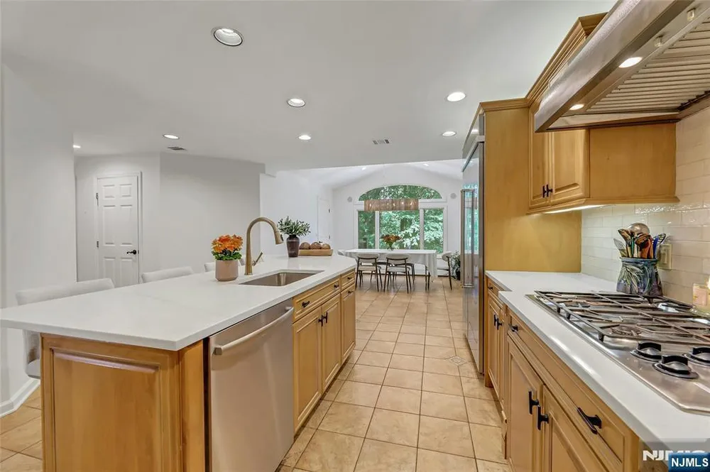 364 Canterbury Ln, Wyckoff, NJ 07481