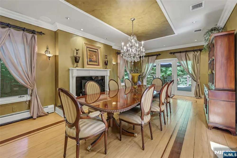 364 Canterbury Ln, Wyckoff, NJ 07481