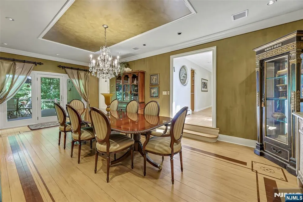 364 Canterbury Ln, Wyckoff, NJ 07481