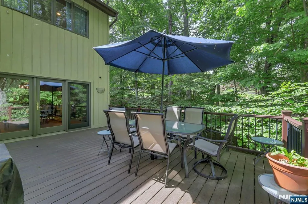 364 Canterbury Ln, Wyckoff, NJ 07481