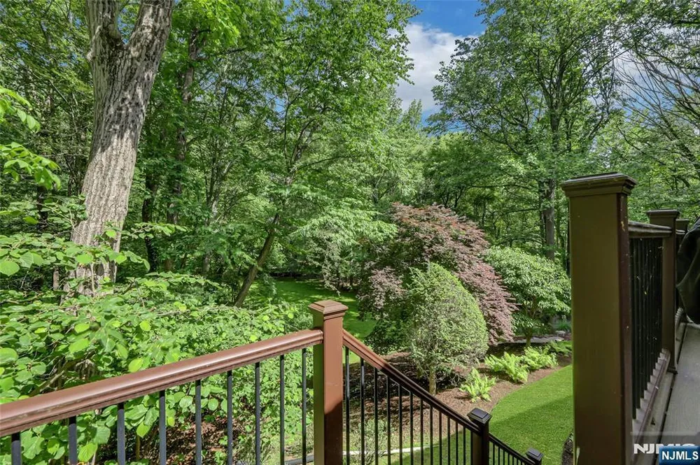 364 Canterbury Ln, Wyckoff, NJ 07481