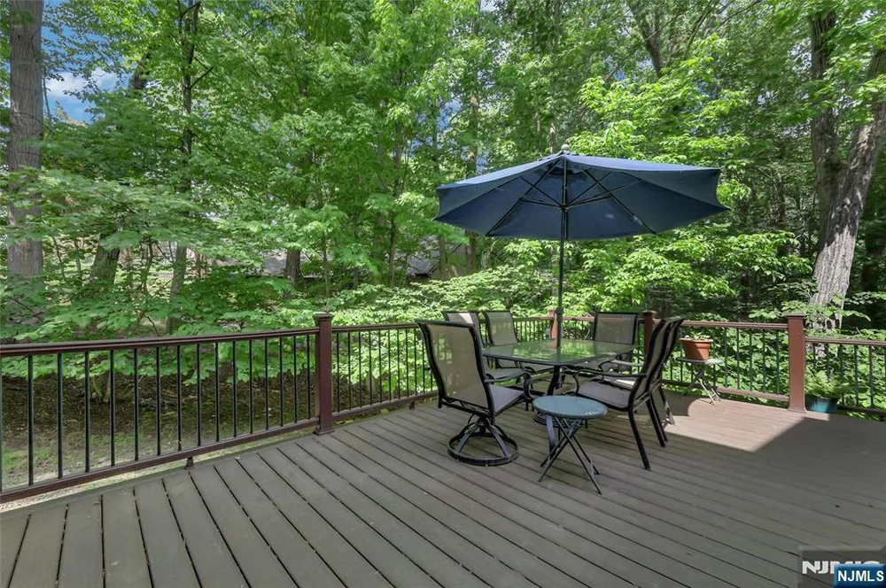364 Canterbury Ln, Wyckoff, NJ 07481