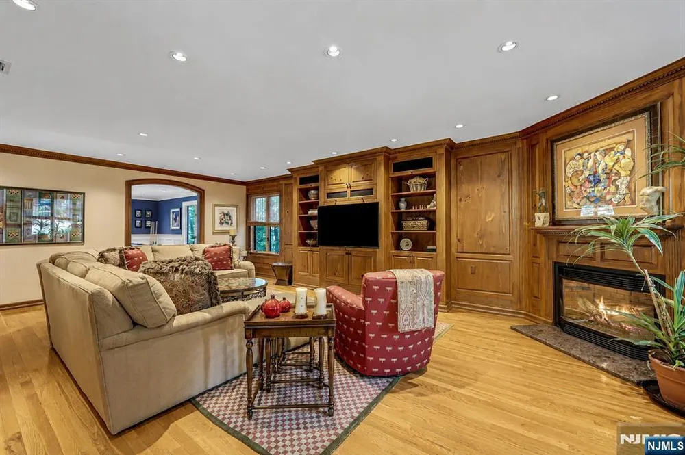 364 Canterbury Ln, Wyckoff, NJ 07481