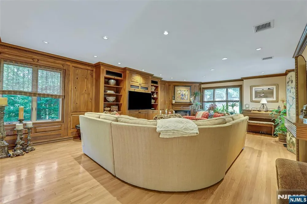 364 Canterbury Ln, Wyckoff, NJ 07481