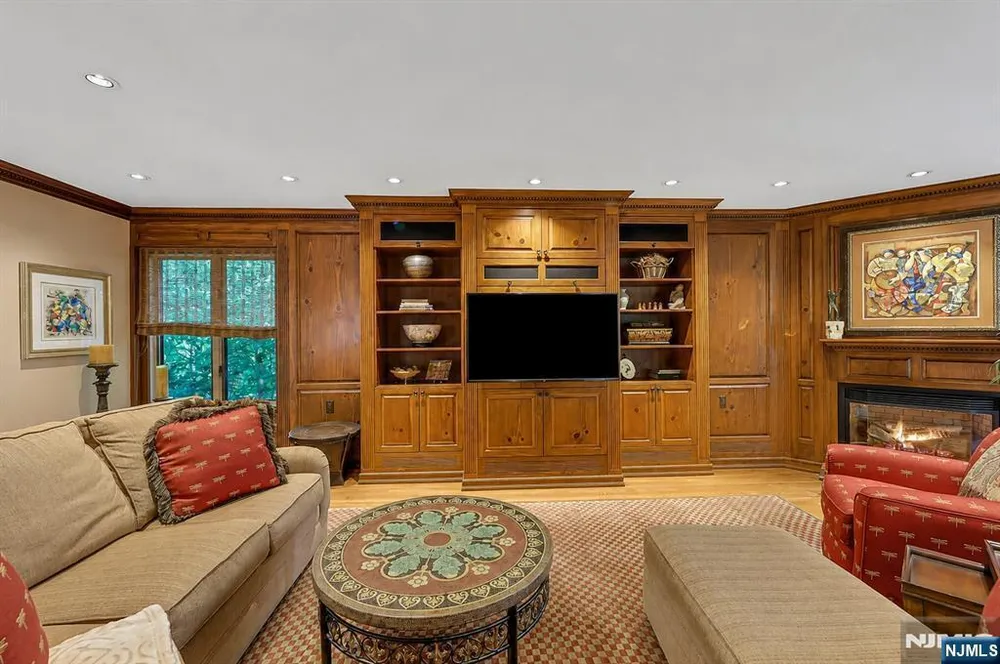 364 Canterbury Ln, Wyckoff, NJ 07481
